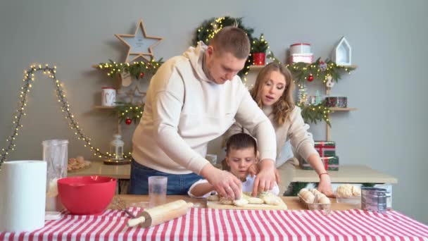 Família feliz em conjunto prepara bolinhos de pratos tradicionais para o ano novo. — Vídeo de Stock