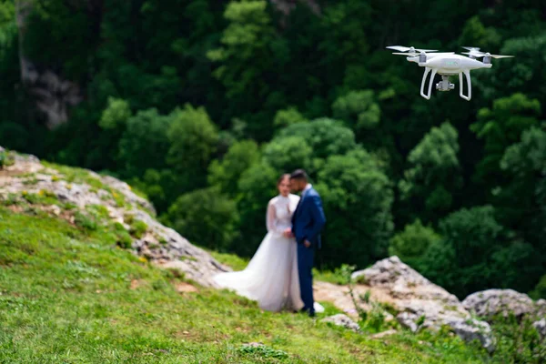 Drone dispara boda en las montañas. recién casados en el bosque de montaña. — Foto de Stock
