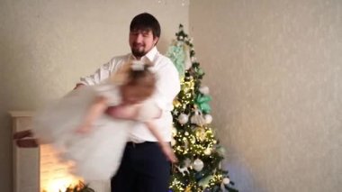 Baba ve kızı Noel ağacında oynuyorlar.. 
