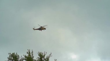 Askeri helikopterler gökyüzünde uçuyor. Ordu tatbikatları.