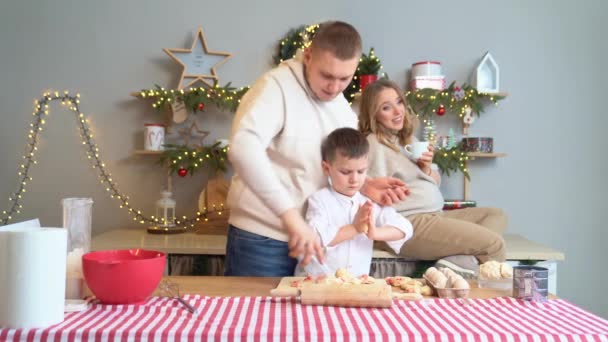 Lykkelig familie sammen forbereder traditionelle retter fra dejen til nytår. – Stock-video