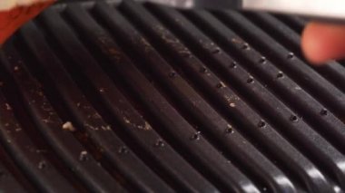 Balık filetoları elektrikli ızgaraya konur ve kızartılır. Tilapia.