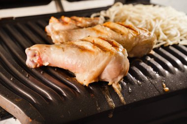 Tavuk parçaları elektrikli ızgarada kızarır.. 