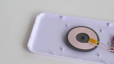 akıllı telefon ya da telefon için parçalanmış, kablosuz şarj cihazı. 