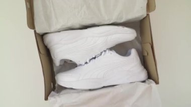 Kutuda yeni beyaz ayakkabılar var. Kostüm güncellemesi. Biçim, moda, imaj