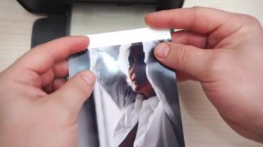 Küçük bir yazıcıda seksi bir kadının fotoğrafını basmışlar. 