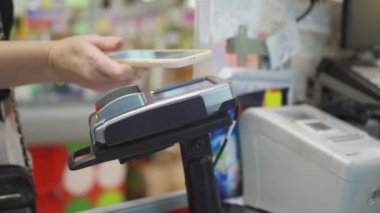 Alış-veriş için ödeme telefonlar ile mağaza kasasının terminalinde