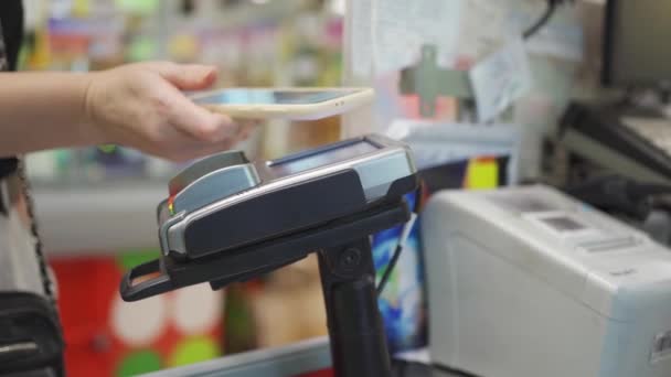 Betalning för köp per telefon vid terminalen i butikernas kassaapparat — Stockvideo