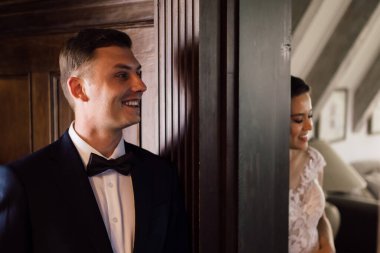 Gelin ve damat ilk buluşmadan önce duvarın arkasından konuşuyorlar.