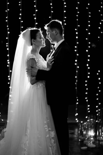 Mariée et marié à la cérémonie de mariage du soir dans le parc parmi les ampoules — Photo