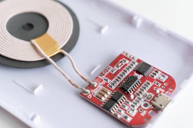 akıllı telefon ya da telefon için parçalanmış, kablosuz şarj cihazı. çip