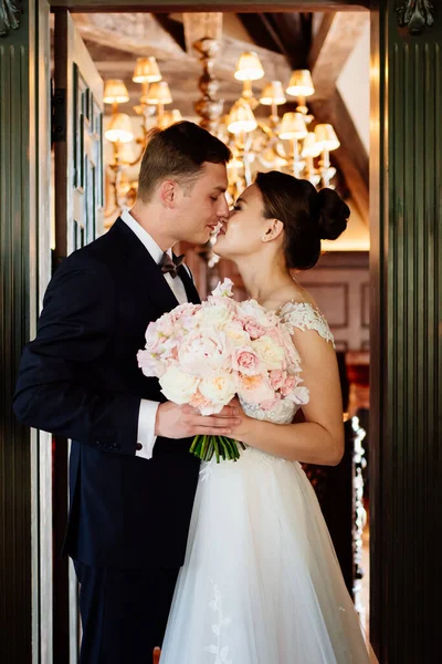 Menyasszony és vőlegény az ajtóban az esküvő előtti első találkozón — Stock Fotó