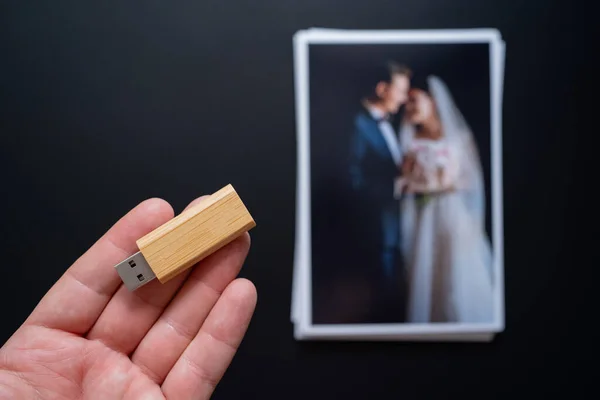 결혼식 사진 과 플래시 드라이브를 쌓아. 선택적 초점. — 스톡 사진