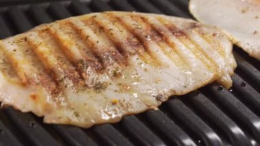 Balık filetosu elektrikli ızgarada pişirilmiş. Tilapia.