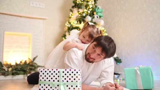 Pai e filha jogar na árvore de Natal. — Vídeo de Stock