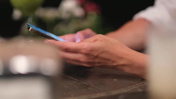 Ženské ruce s telefonem. závislost na sociálních médiích. — Stock video