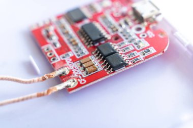 akıllı telefon ya da telefon için parçalanmış, kablosuz şarj cihazı. çip
