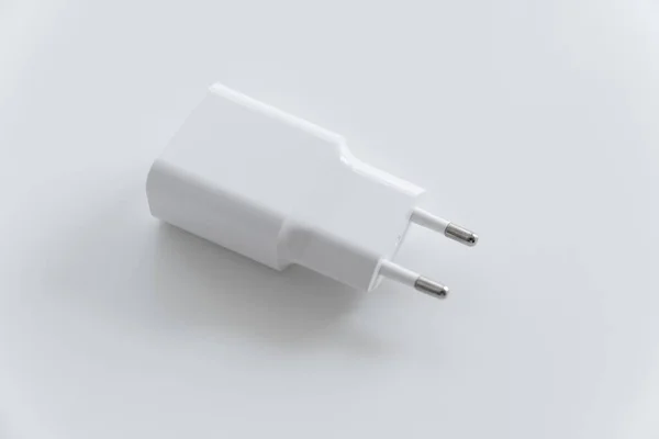 AC-laddare med USB-kontakt för smartphone eller surfplatta på vit bakgrund. — Stockfoto
