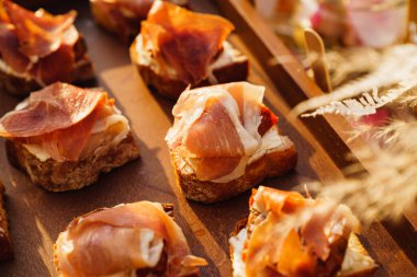 Soslu kanepeler ve açık büfe için et. Akşam yemeği için yemek servisi..