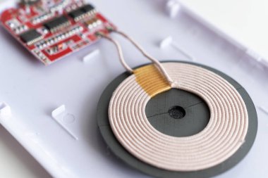 akıllı telefon ya da telefon için parçalanmış, kablosuz şarj cihazı. çip