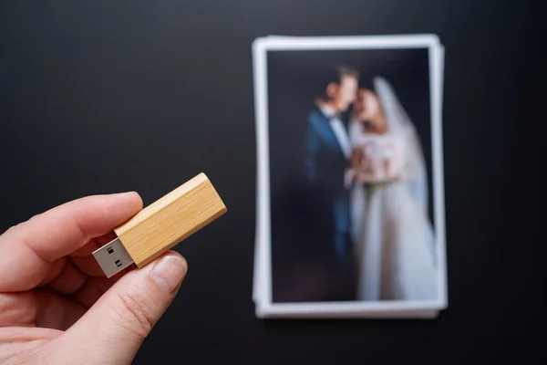 결혼식 사진 과 플래시 드라이브를 쌓아. 선택적 초점. — 스톡 사진