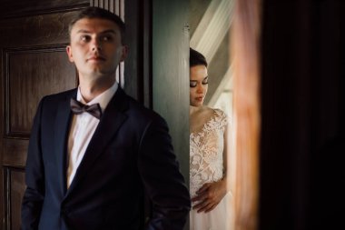 Gelin ve damat ilk buluşmadan önce duvarın arkasından konuşuyorlar.