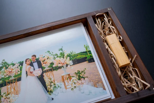 Fotos de boda y unidad flash en caja. hermoso retorno del resultado de la sesión de fotos — Foto de Stock