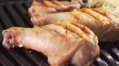 Tavuk parçaları elektrikli ızgarada kızarır.. 