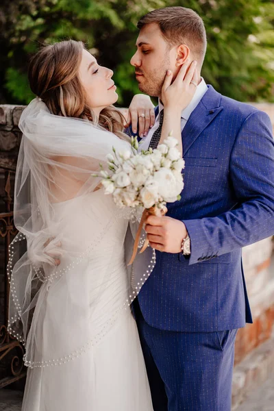 La dulce novia y el novio. hermosos y románticos recién casados. organizador de la boda — Foto de Stock