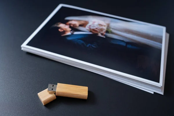 Στοίβα από φωτογραφίες γάμου και flash drive. το αποτέλεσμα της δουλειάς των φωτογράφων — Φωτογραφία Αρχείου