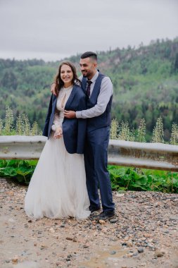 Damat ceketini gelinin üzerine giydirmiş..