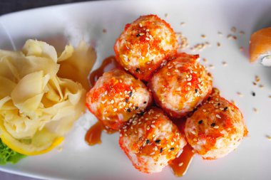 Balık ve soslu geleneksel Japon ekmeği. Suşi California rulosu 