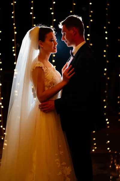 Mariée et marié à la cérémonie de mariage du soir dans le parc parmi les ampoules — Photo