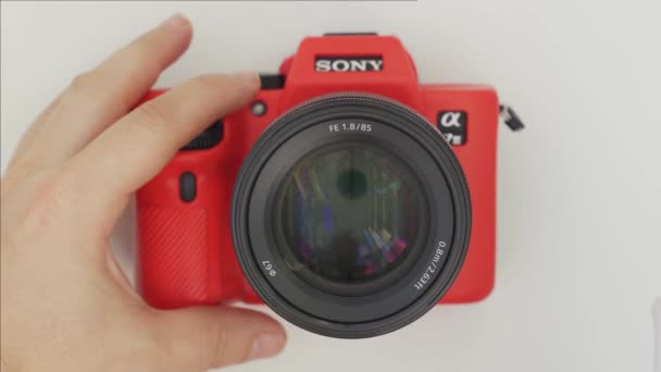 Fotograf ze servisu utírá objektiv kamery Sony. Profesionální fotografické vybavení. — Stock video