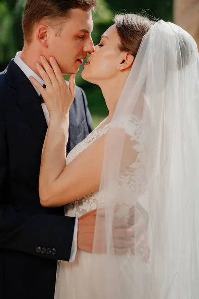 Beijo. amantes e noiva feliz e noivo. romance e ternura nos relacionamentos. — Fotografia de Stock