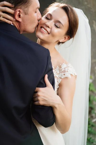 Braut und Bräutigam tanzen, umarmen und lächeln. schöne und glückliche Hochzeit unter freiem Himmel. — Stockfoto