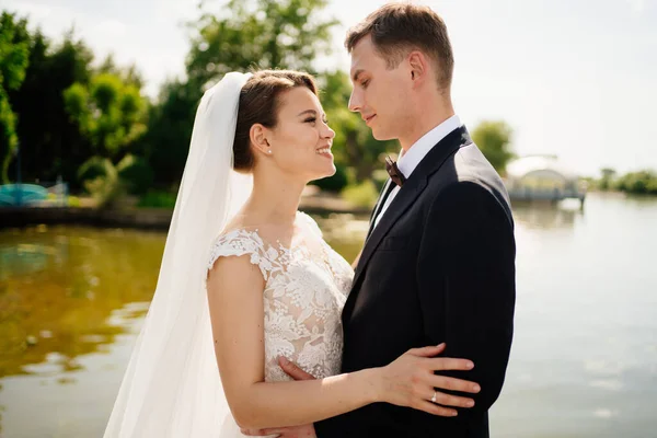 Los novios bailan junto al agua. hermosa y feliz boda al aire libre. —  Fotos de Stock