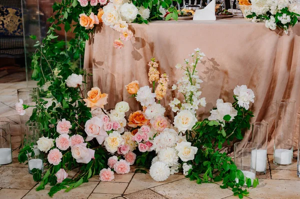 Decoração de flores frescas no restaurante para um banquete de casamento. — Fotografia de Stock