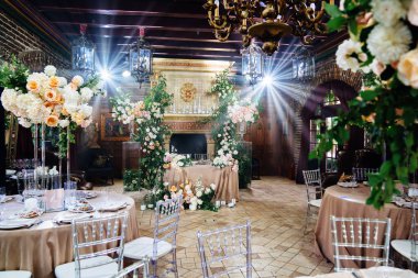 Düğün ziyafeti için restoranda taze çiçek dekoru..