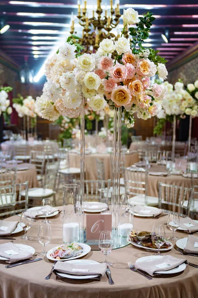 Decor van verse bloemen in het restaurant voor een bruiloft banket. — Stockfoto