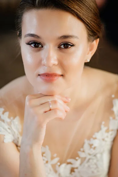 Noiva bonita e gentil em um vestido de noiva de renda branca. — Fotografia de Stock