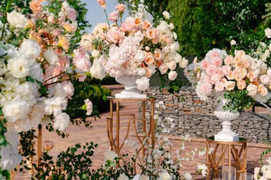 Detaylar. Çiçeklerin açık havasında, mumlarla birlikte düğün töreni.