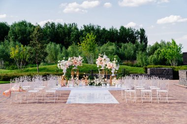 Çiçeklerin açık havasında, mumlarla birlikte düğün töreni.