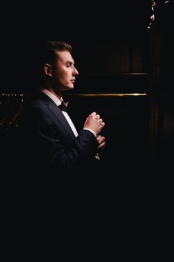 Karanlık bir odada takım elbiseli bir adam.. 