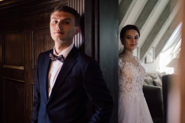 Gelin ve damat ilk buluşmadan önce duvarın arkasından konuşuyorlar.