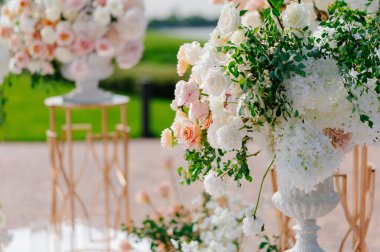 Detaylar. Çiçeklerin açık havasında, mumlarla birlikte düğün töreni.