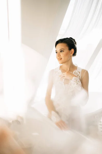 Novia hermosa y suave en un vestido de novia de encaje blanco. — Foto de Stock