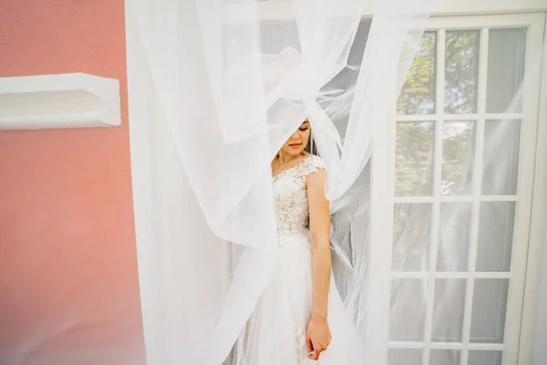 Porträt einer schönen und sanften Braut mit langem Schleier. Weiblichkeit und Schönheit — Stockfoto