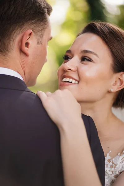 Novios bailan, abrazan y sonríen. hermosa y feliz boda al aire libre. — Foto de Stock