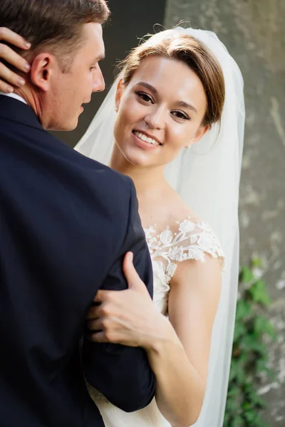 Наречена і наречений танцюють, обіймаються і посміхаються. красиве і щасливе весілля на відкритому повітрі . — стокове фото